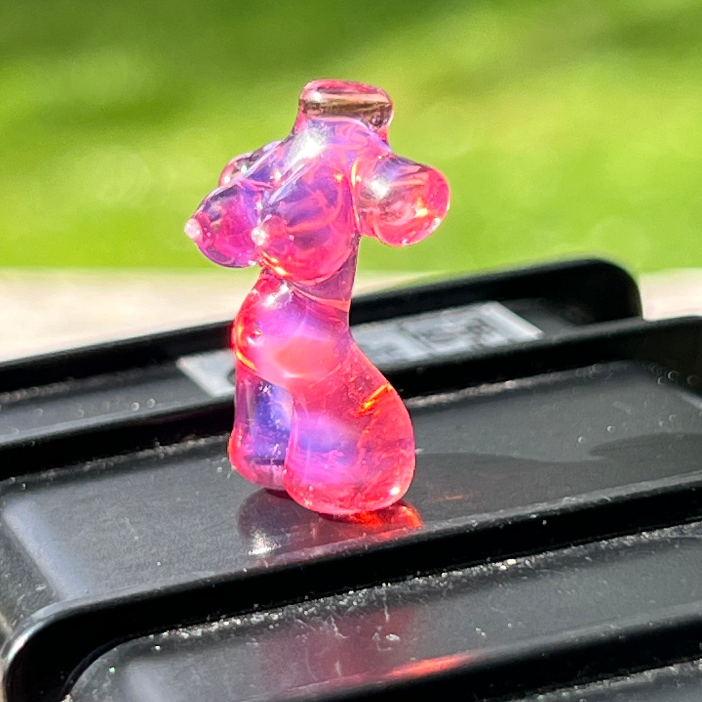 Micro female form sculpture in Telemagenta