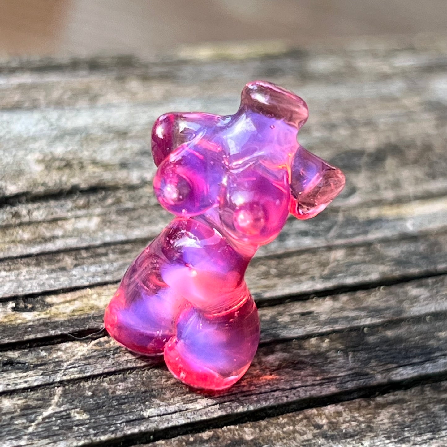 Micro female form sculpture in Telemagenta